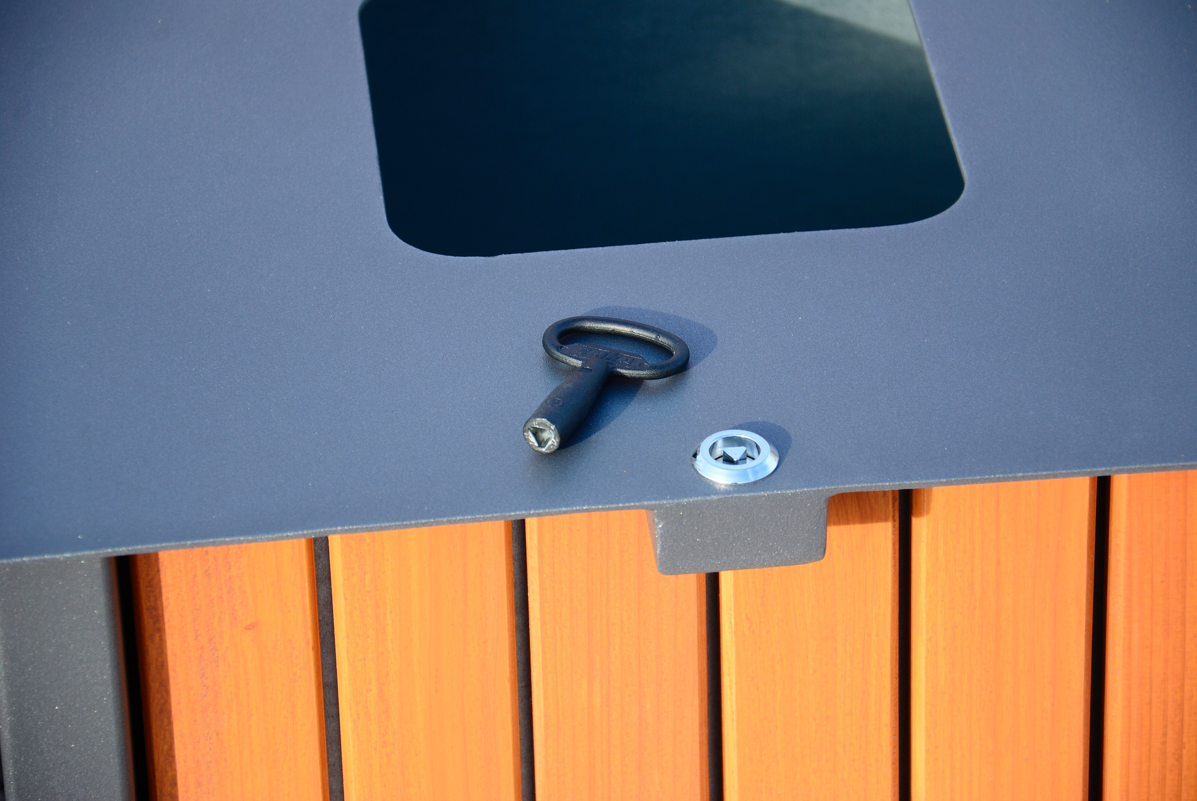 Abfallbehälter mit Eichenholz-Verkleidung - Verriegelung mit Dreikantschloß