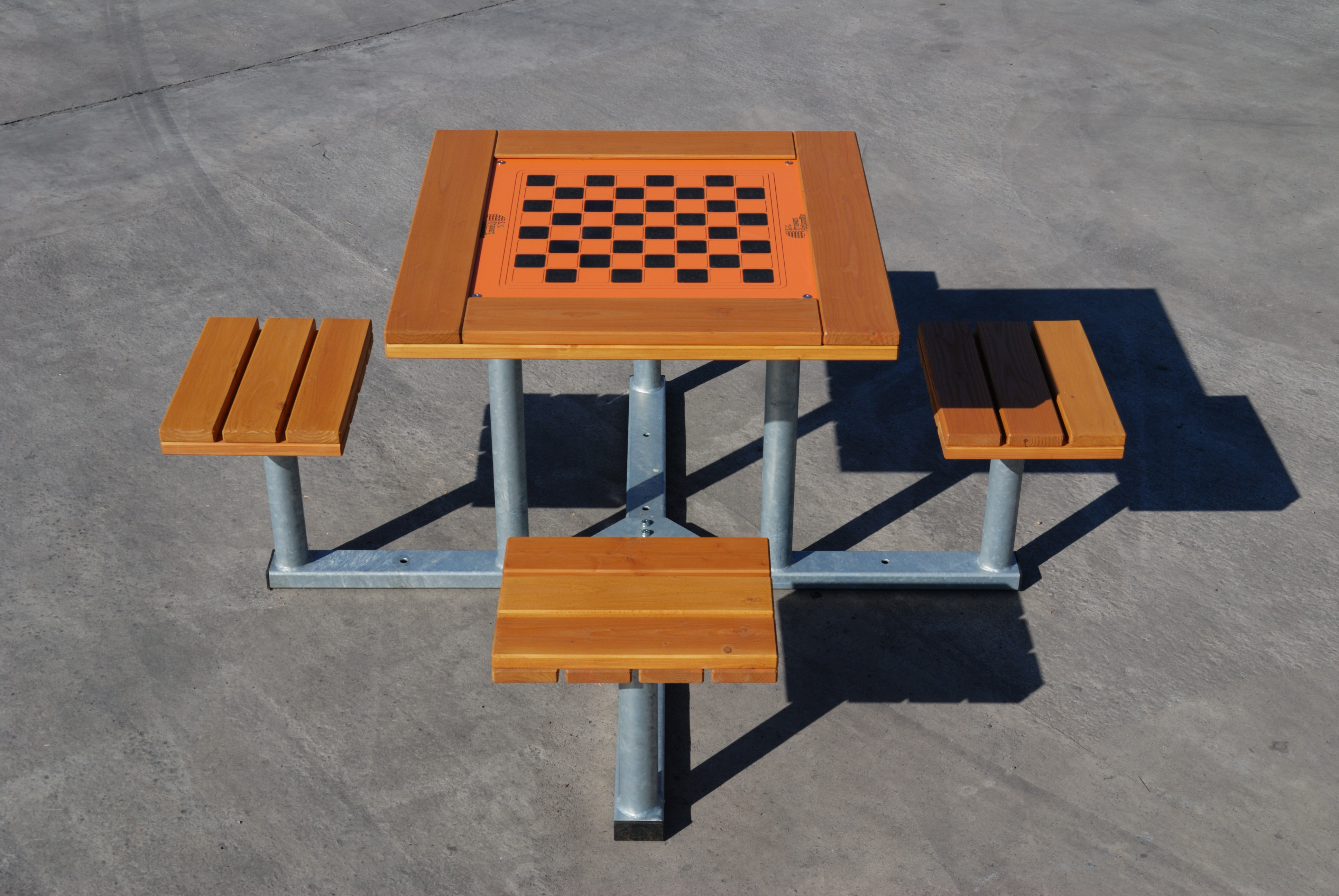 Spieltisch - Viersitzer mit Zubehör Schachbrett