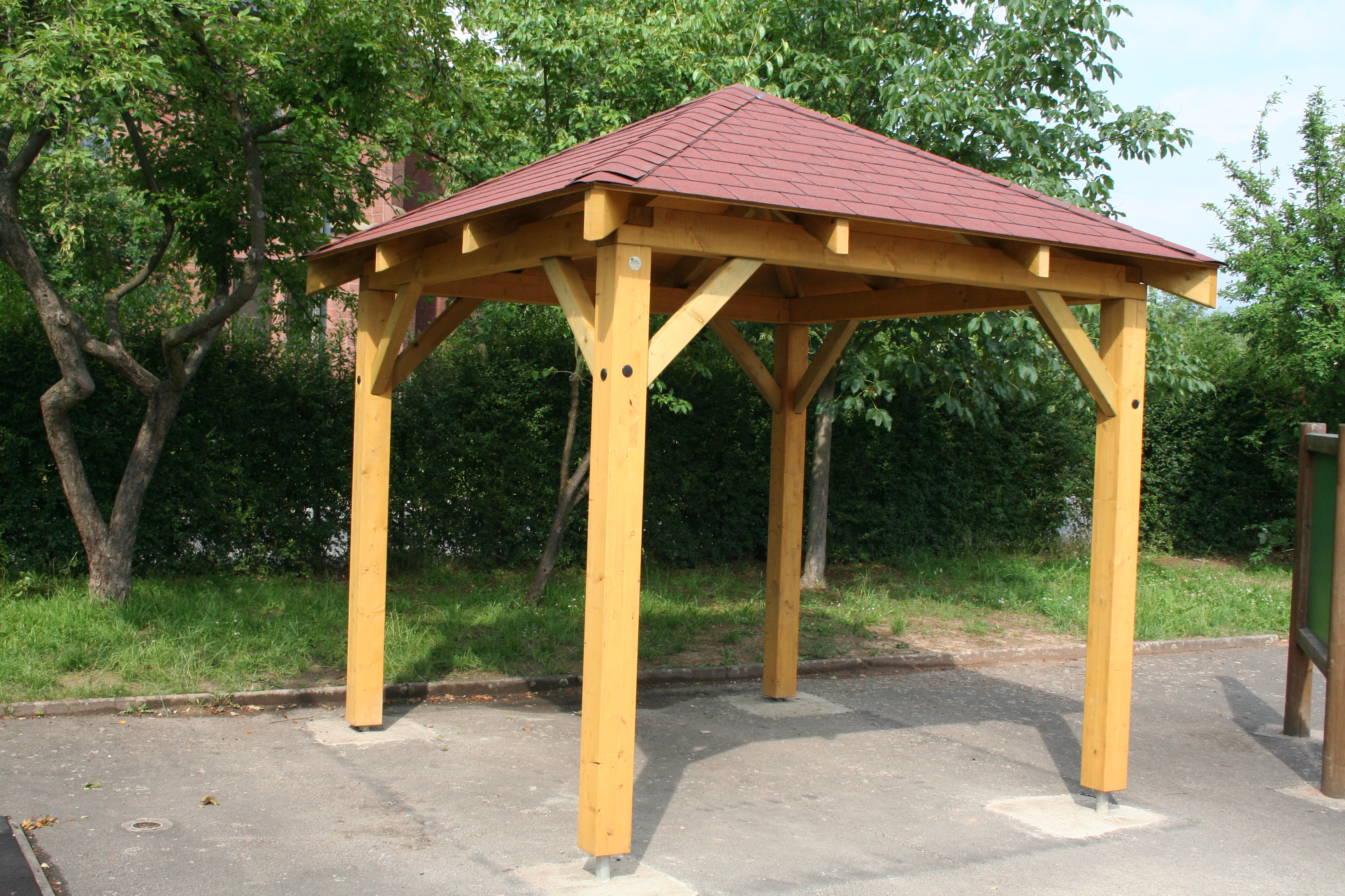 Viereckpavillon 2,6 x 2,6 m - Einsatzbeispiel Schulhof