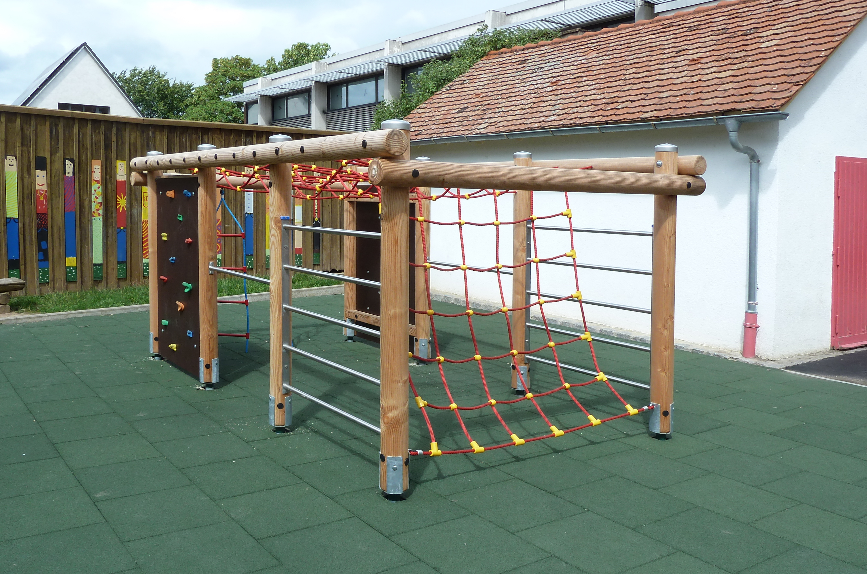 Klettergarten mit Free-Climbing Wänden, Höhe 200 cm