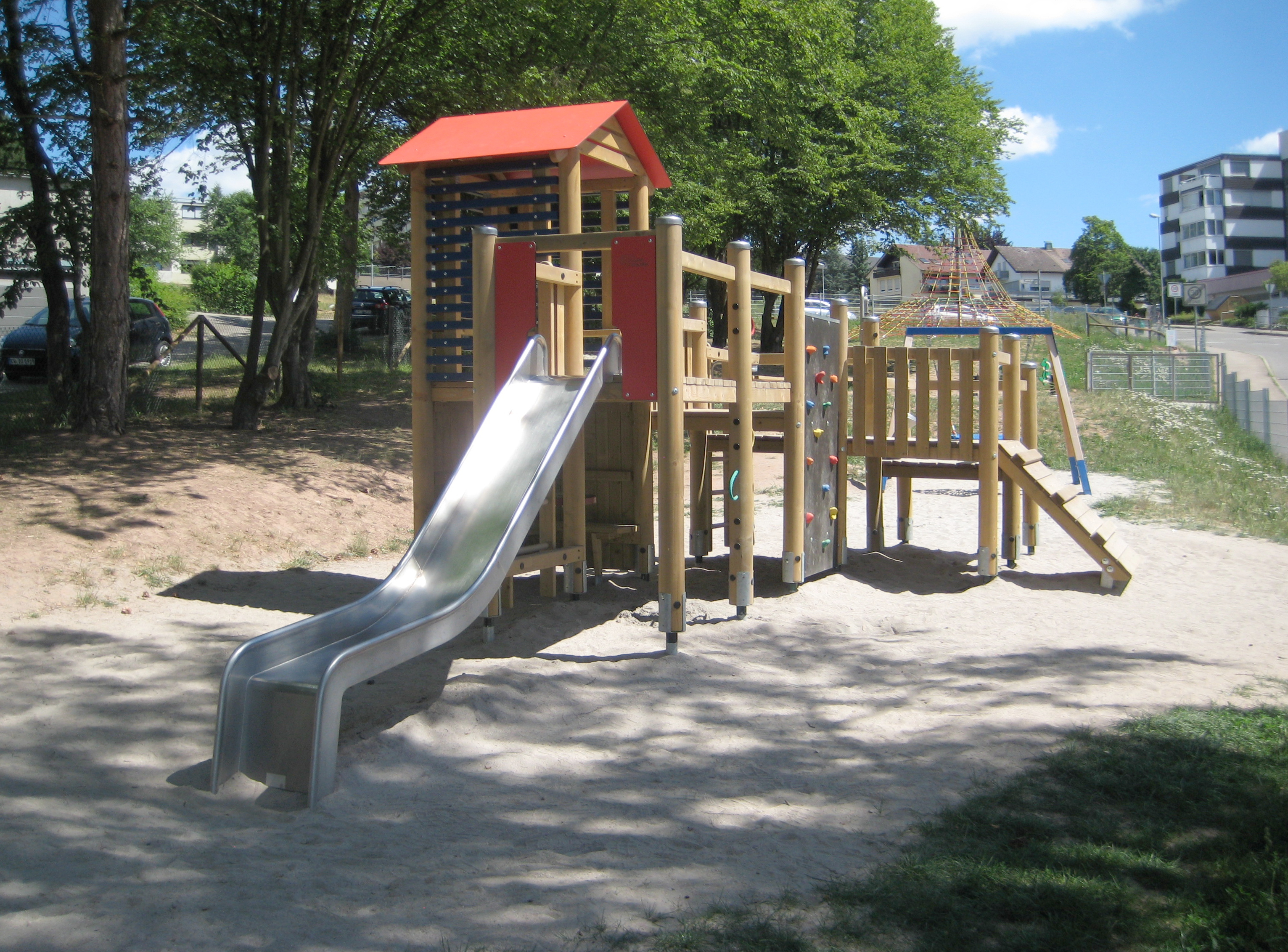 Sandbaustelle "Waldenserstraße" mit Spielangeboten für Sandspiel, Rollenspiel, Bewegungsspiel