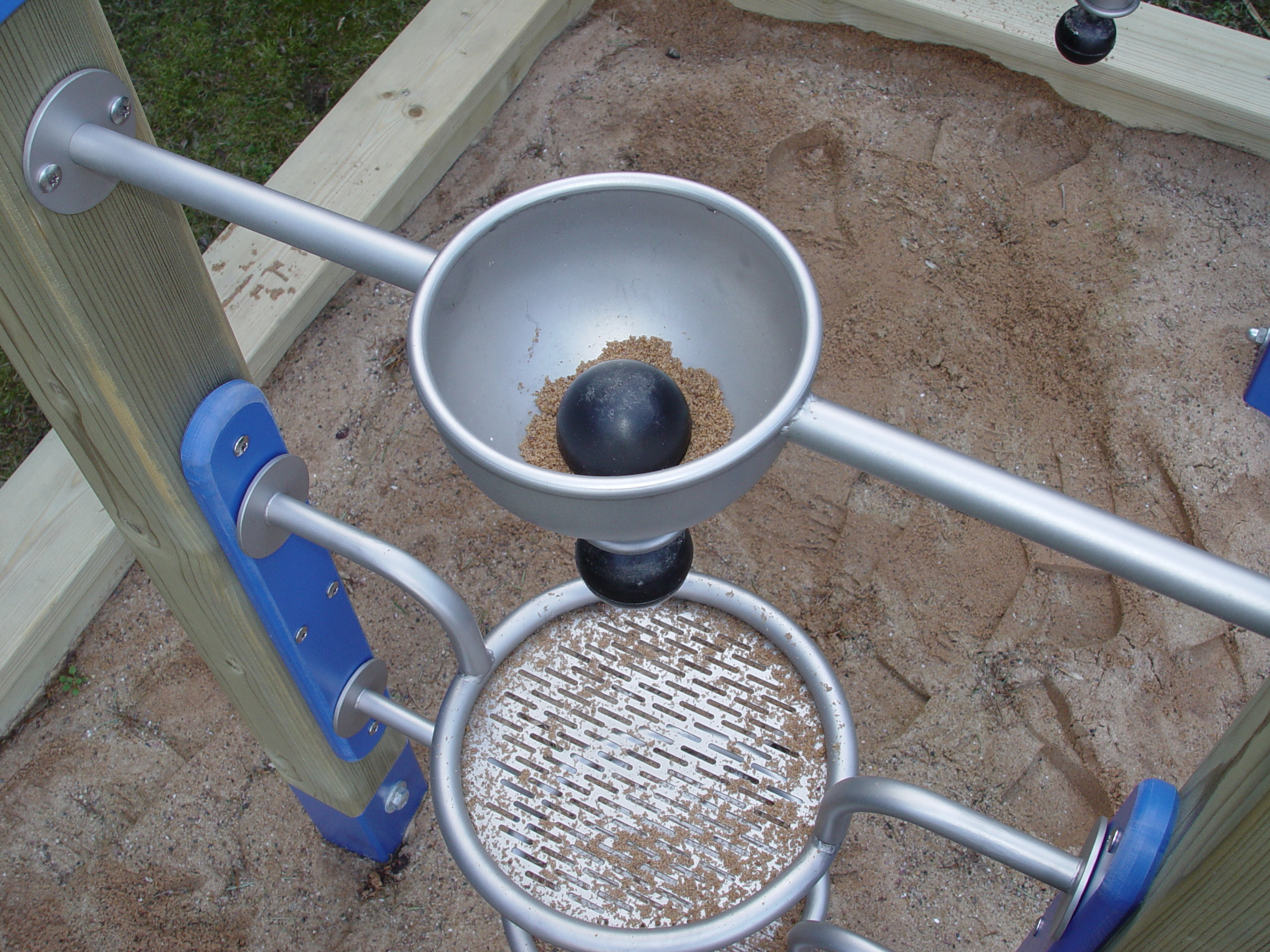 Sandsieb mit Sandsilo und Standpfosten