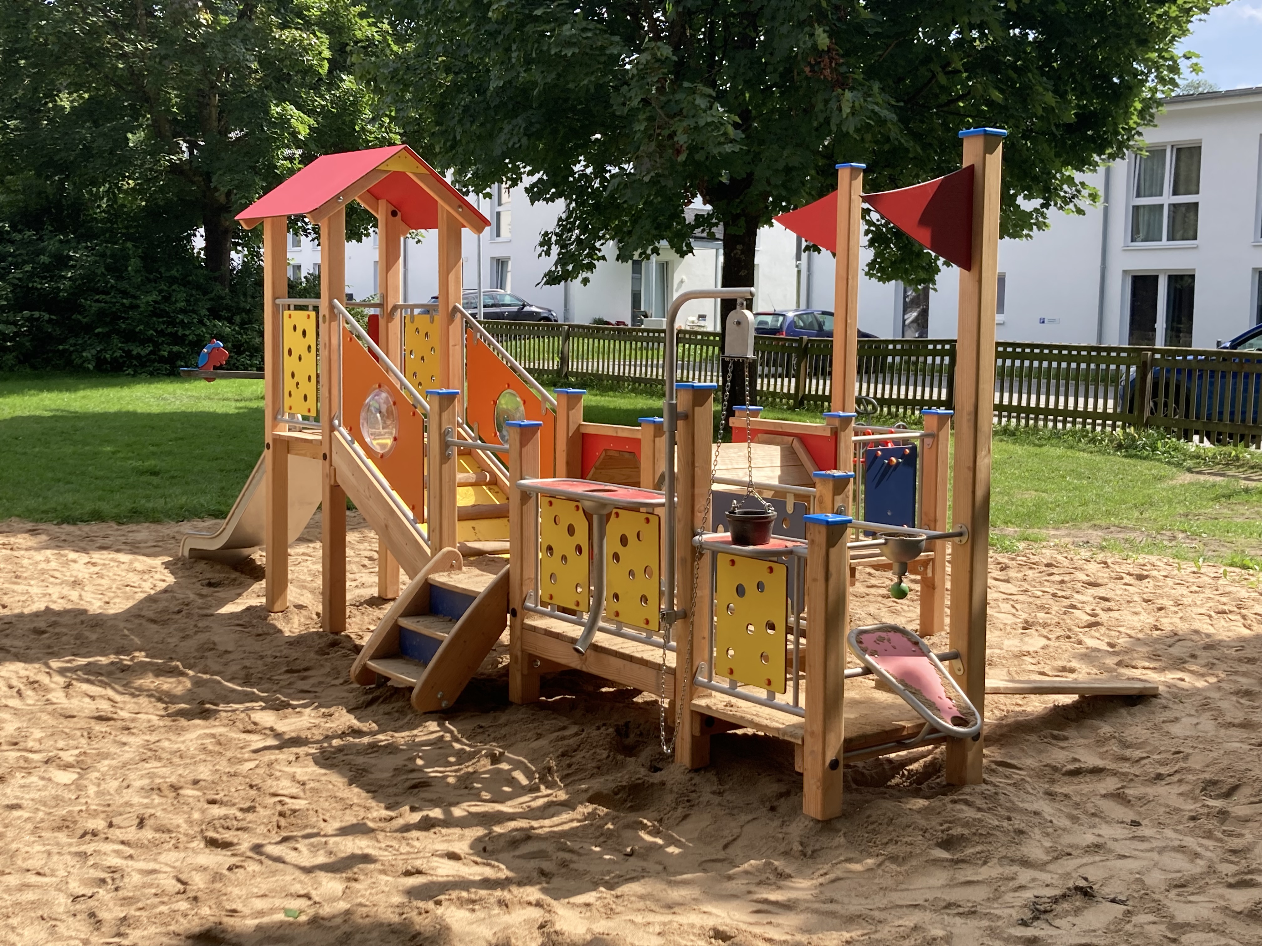 Clevermoto-Spielanlage "Philetas" mit Angeboten für Sandspiel und Bewegungsspiel für Kleinkinder