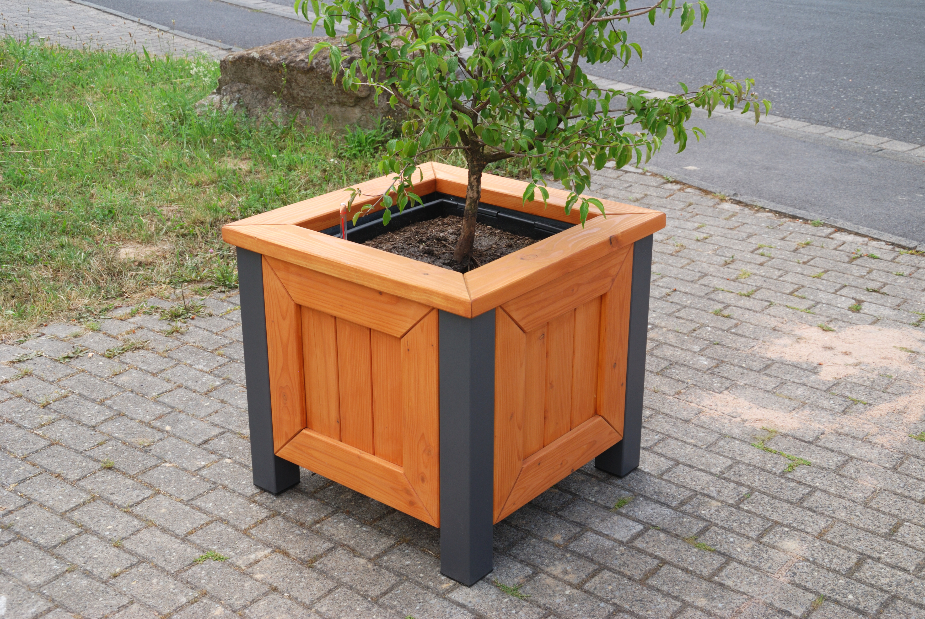 Ausführung Stahlgestell feuerverzinkt und pulverbeschichtet (DB 703)