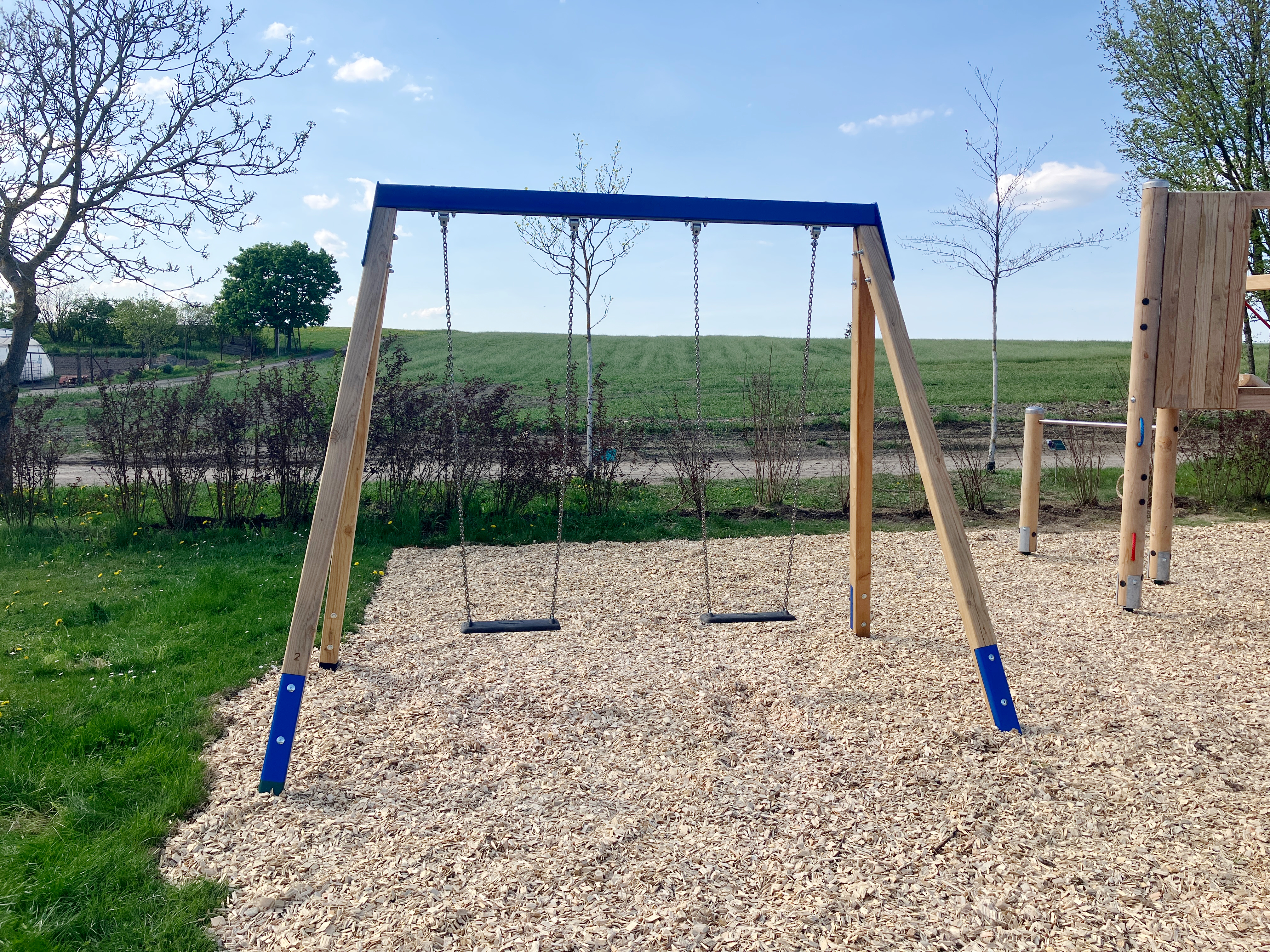 2-Sitzer-Schaukel Kantholz mit Querträger aus Stahl blau pulverb.