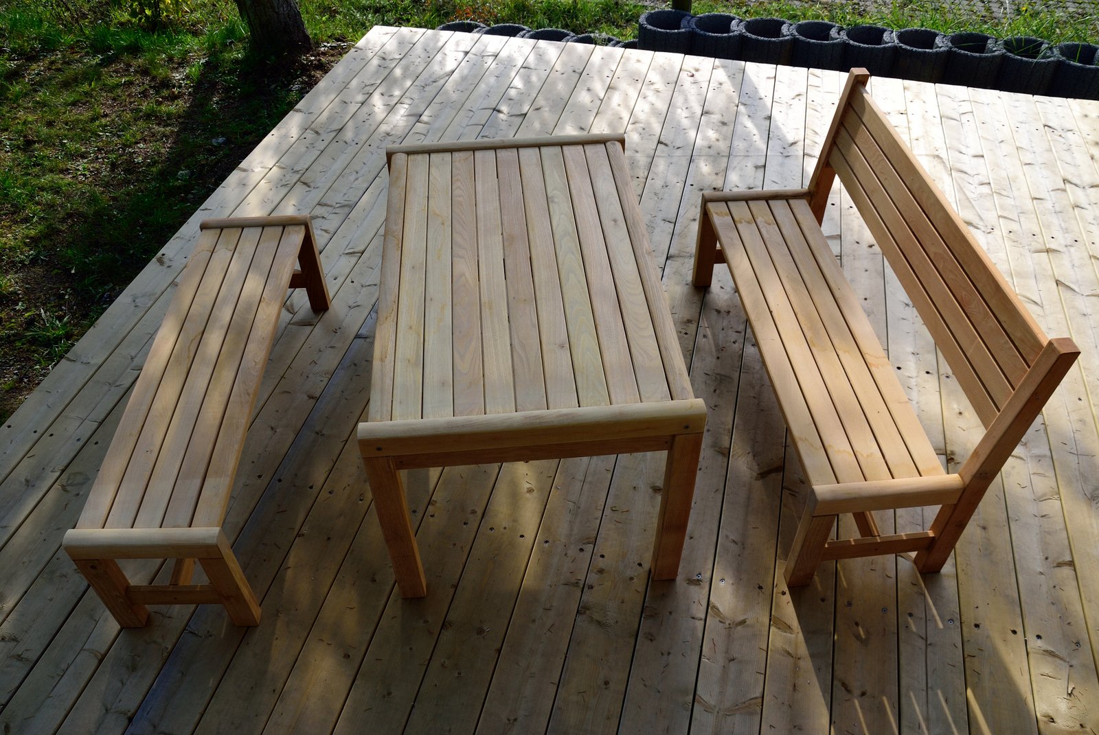 Kindersitzgruppe aus Robinie. Sitzhöhe 35 cm, Tischhöhe 60 cm