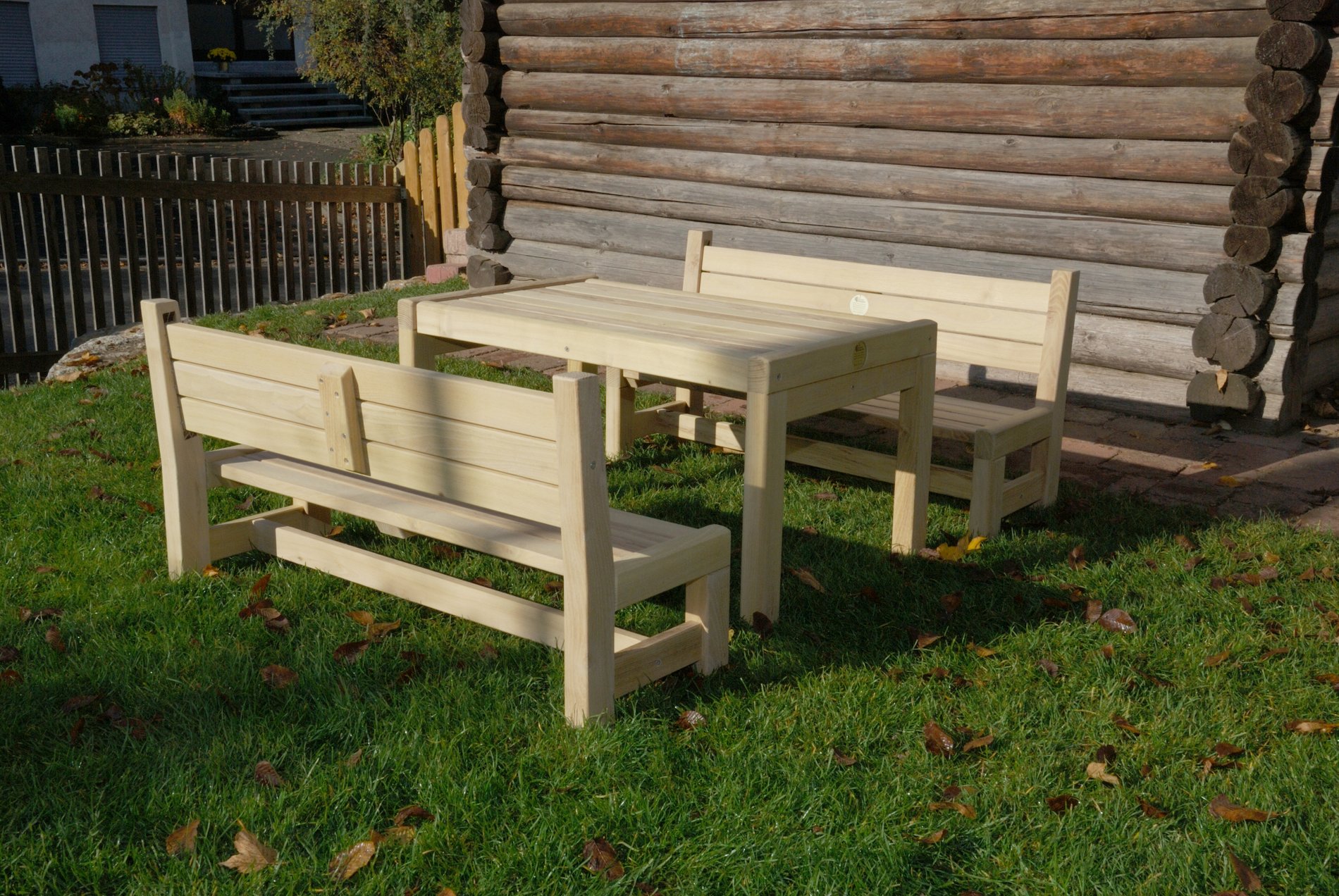 Kindersitzgruppe aus Robinie, Sitzhöhe 25 cm, Tischhöhe 46 cm