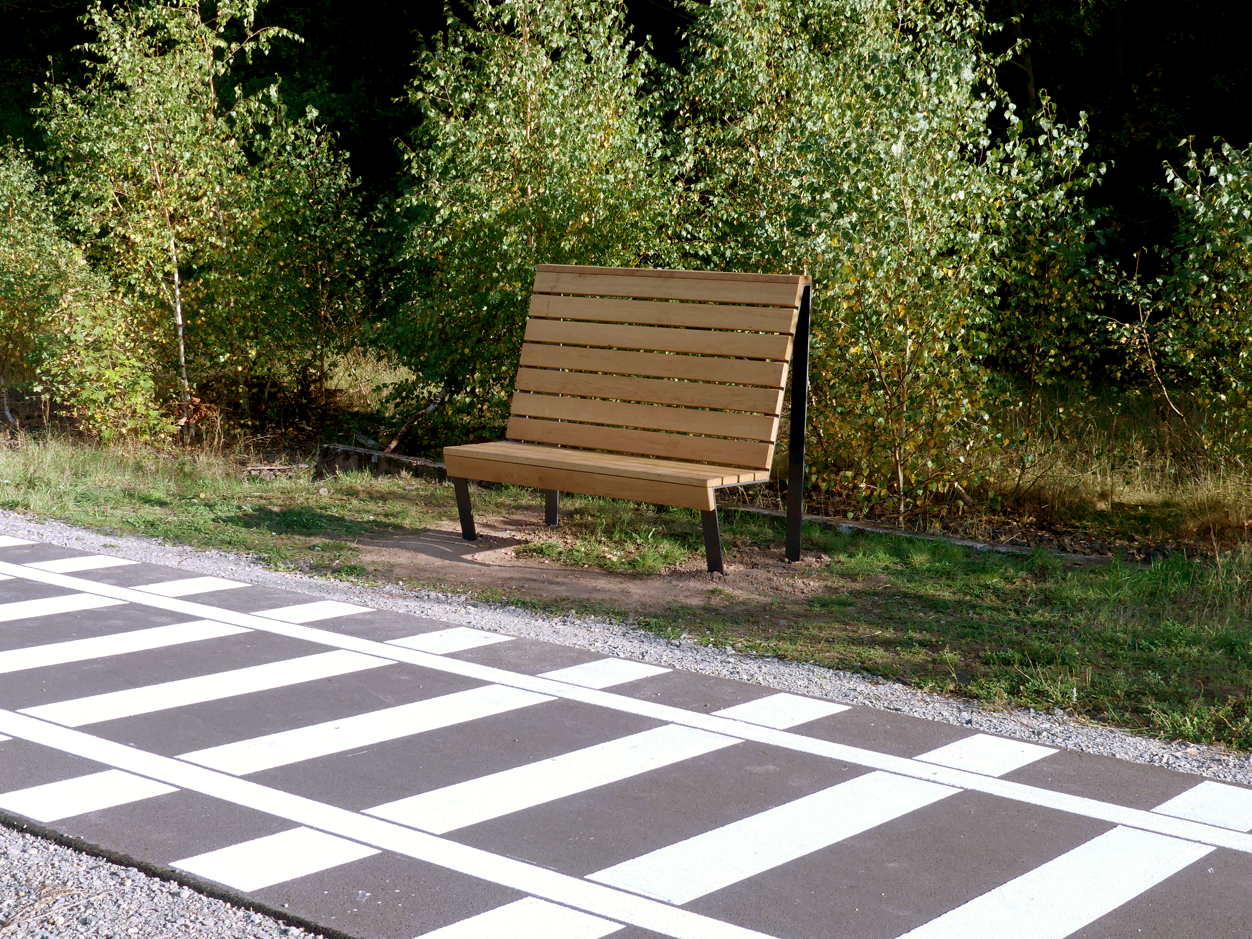 Bank mit Lehne, mit Stahluntergestell und Auflagehölzern aus Eiche. Typ "Holz-klasse!"