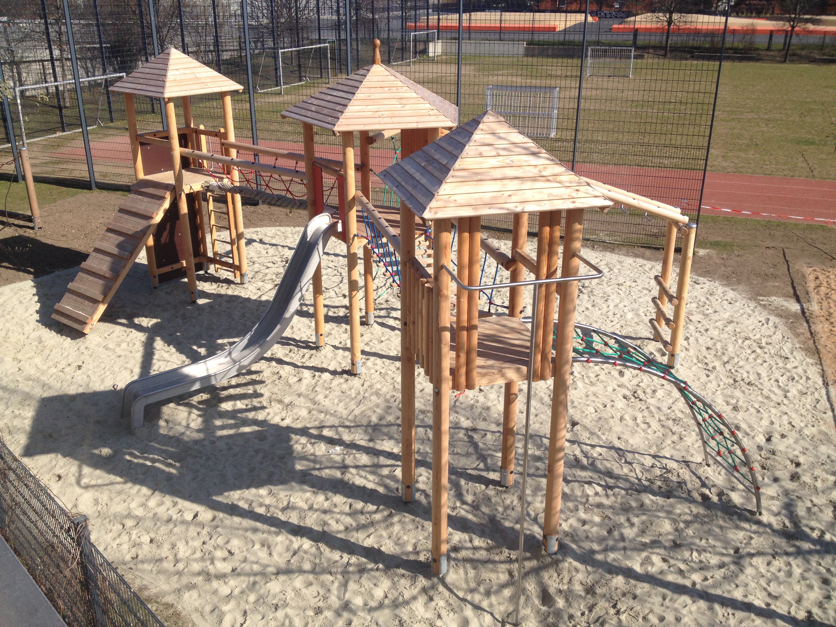 Spielkombination "Pfeuferstraße 1" - Dächer aus Stülpschalungsprofil, natur