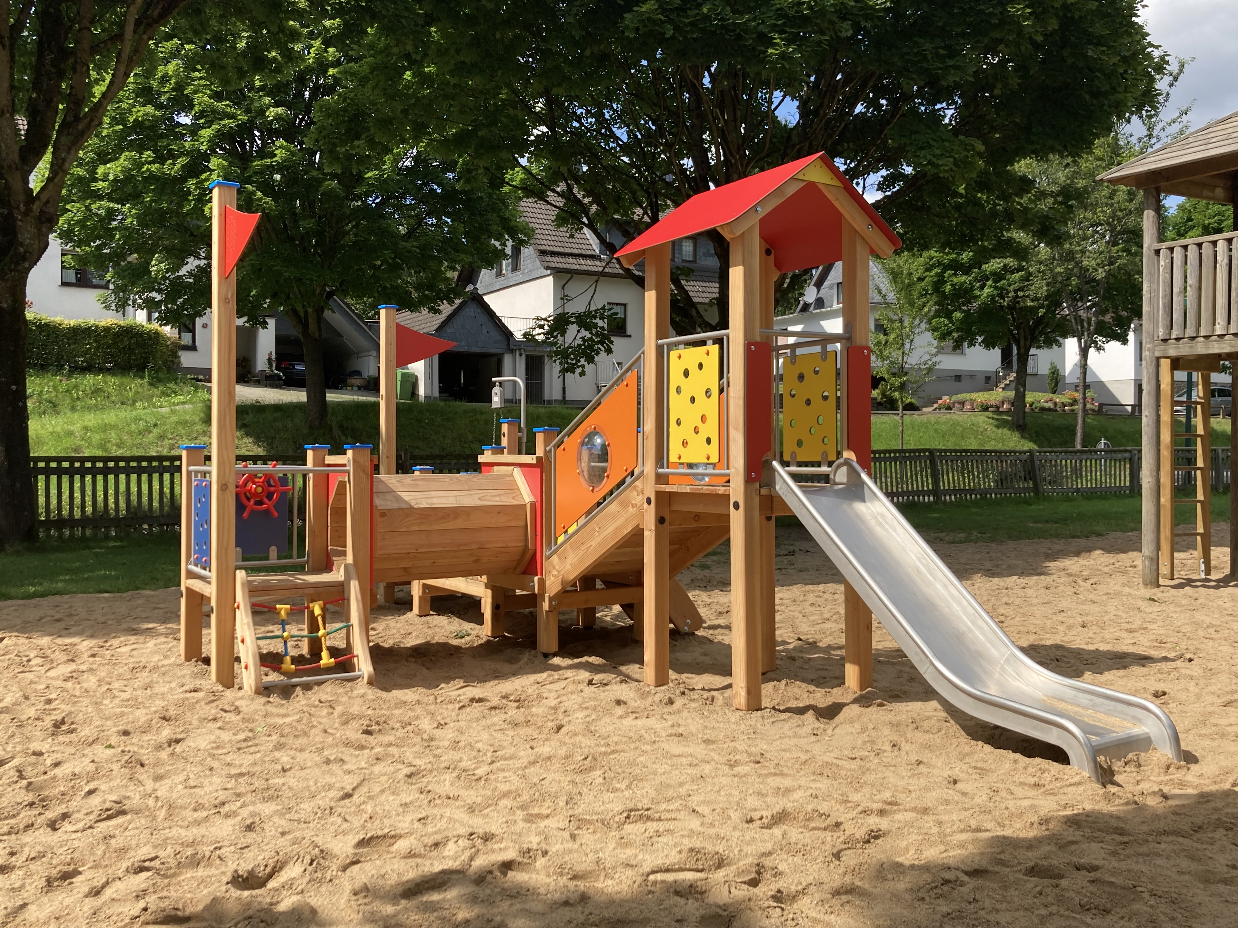 Clevermoto-Spielanlage "Philetas" mit Angeboten für Sandspiel und Bewegungsspiel für Kleinkinder