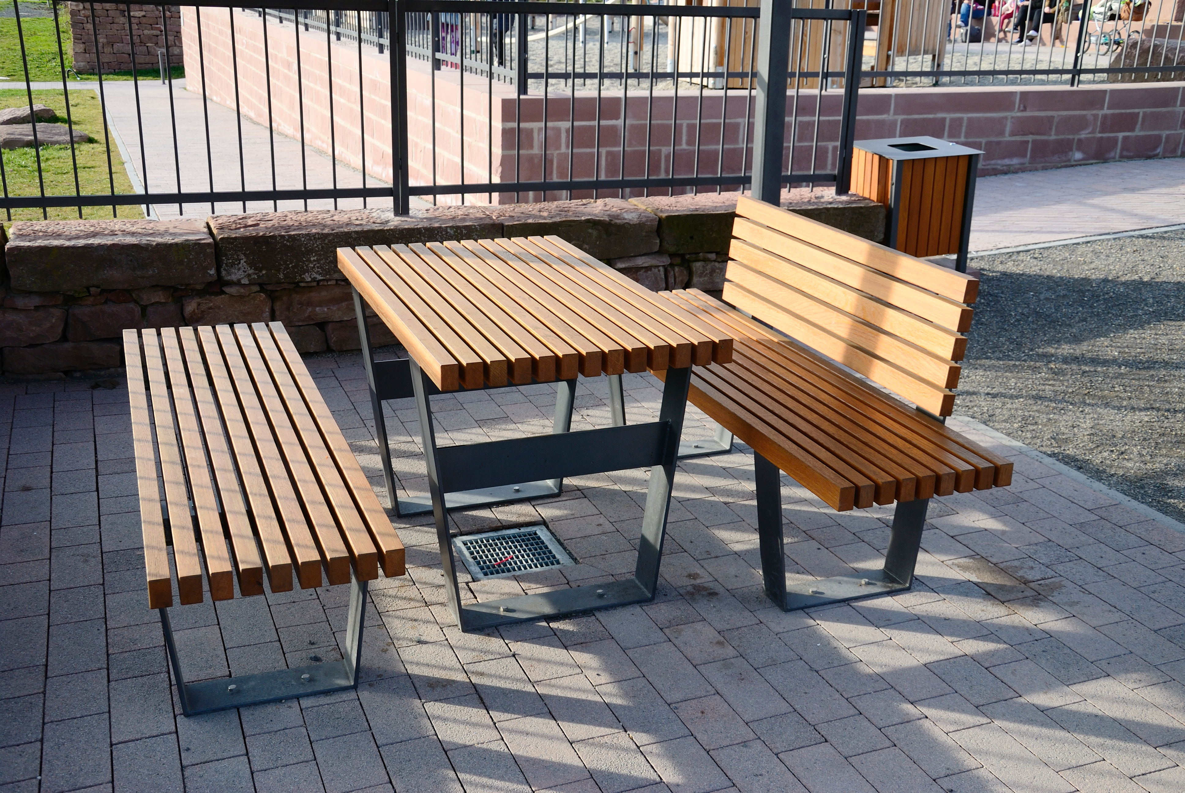 Sitzgruppe in einem Pavillon [Bild-Optionen: Titel]