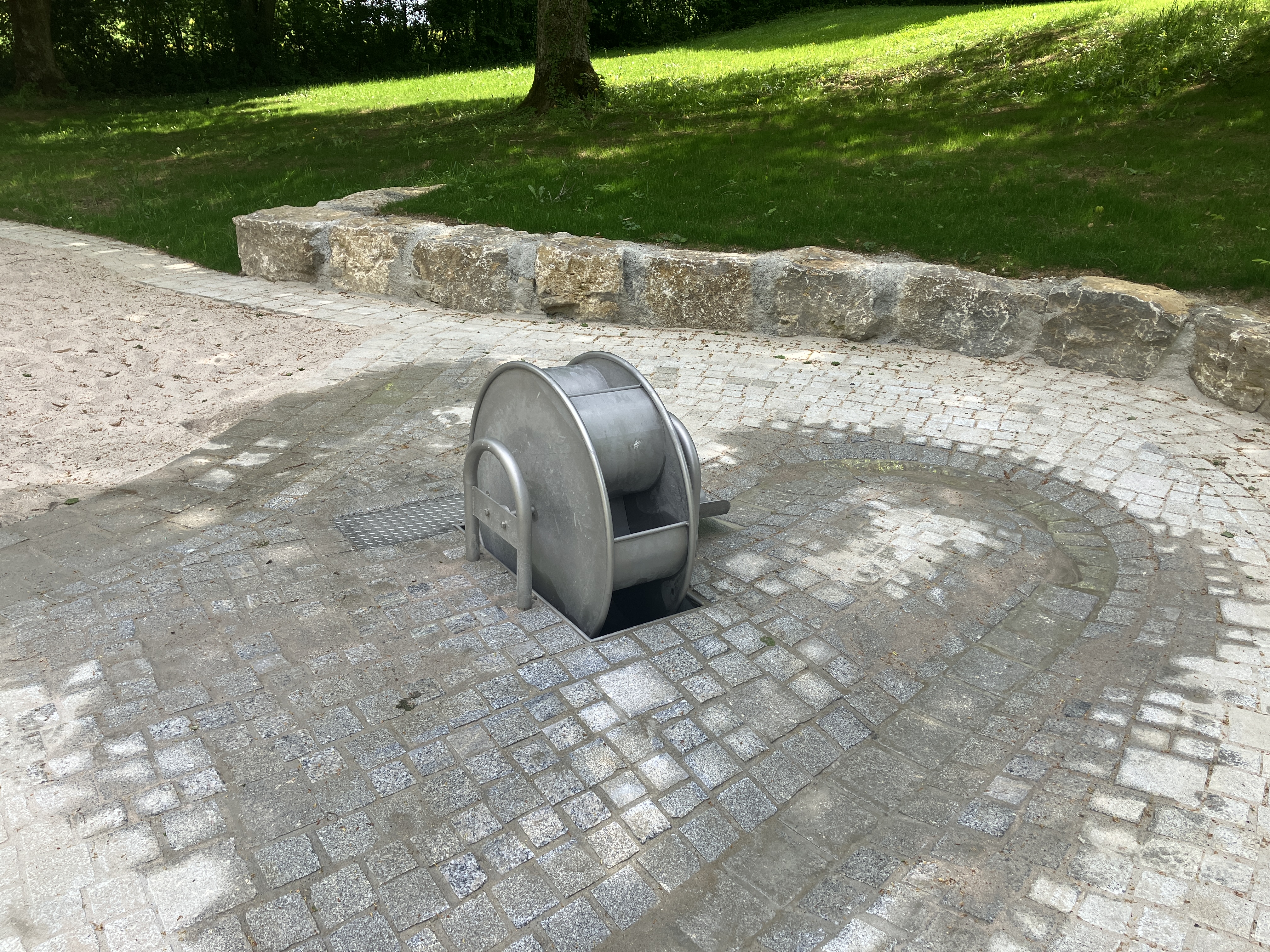 Schöpfrad mit Wasserbehälter zum Anschluss an Druckleitung