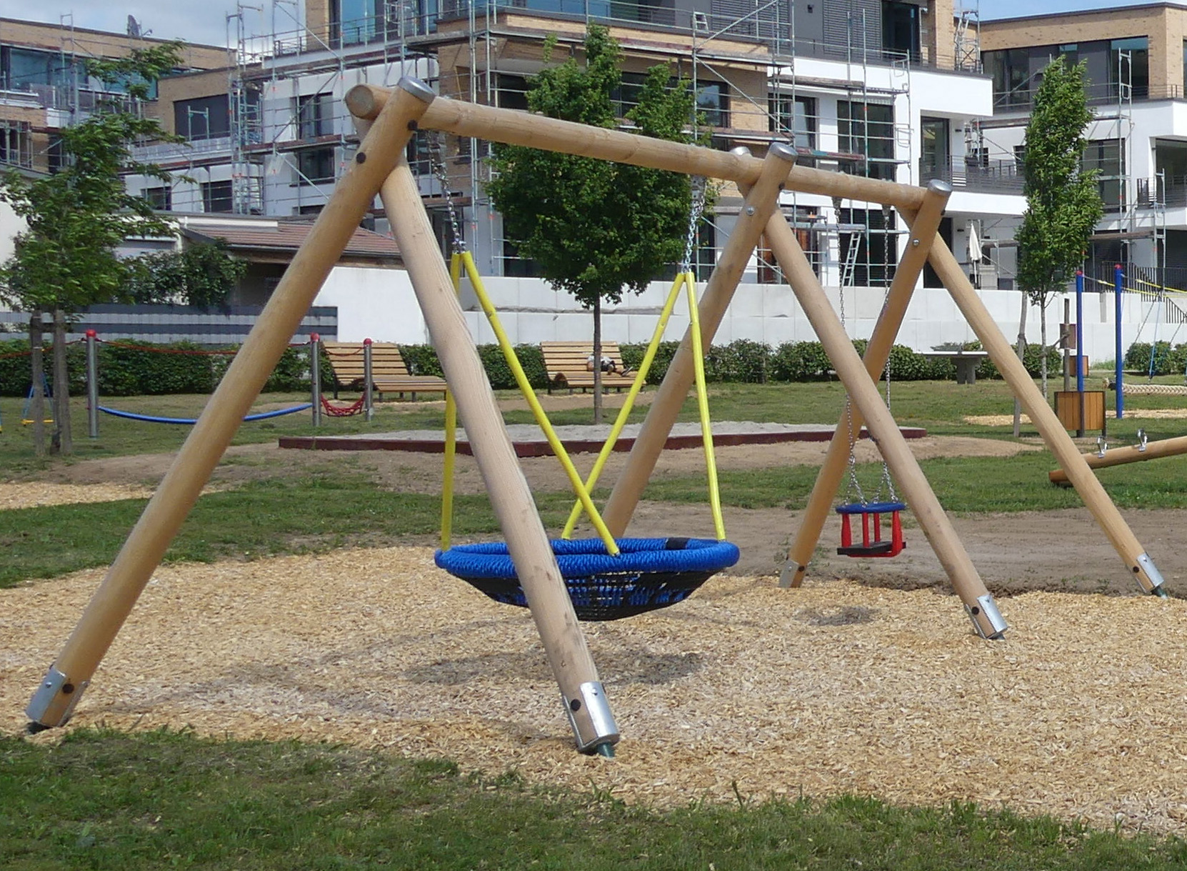 Nestschaukel mit 1-Sitzer-Schaukel, Rundholz - Gliedermatte