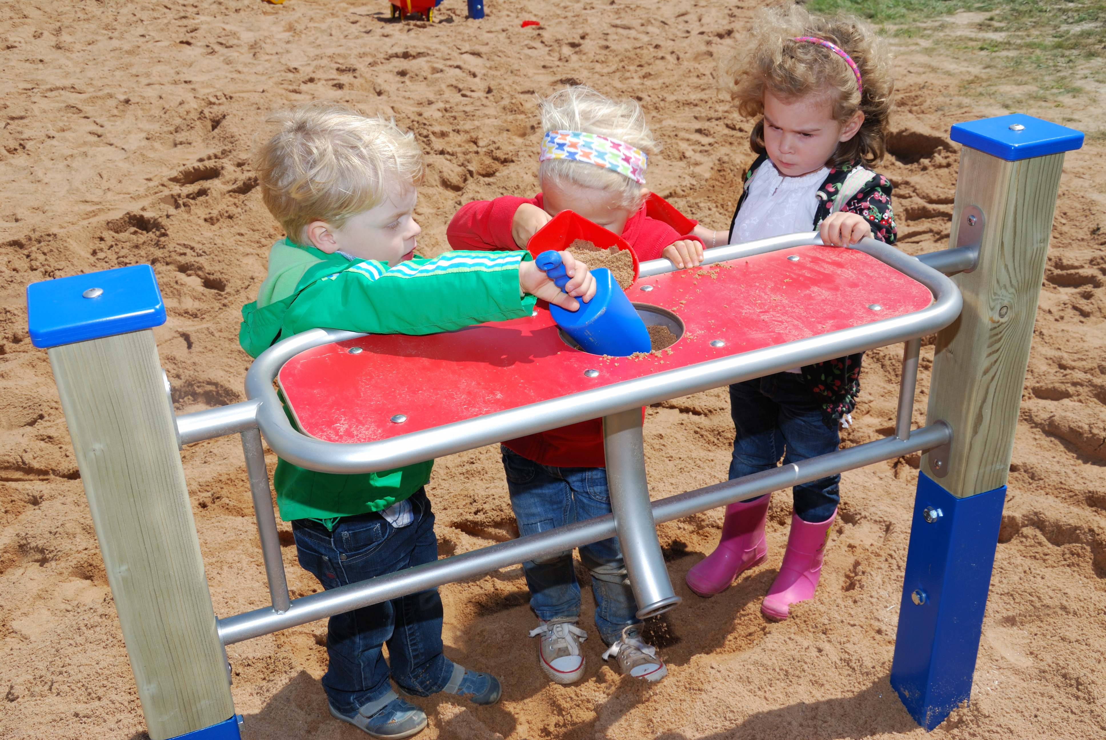 Sandspieltheke 100 mit Sandschütte und Standpfosten