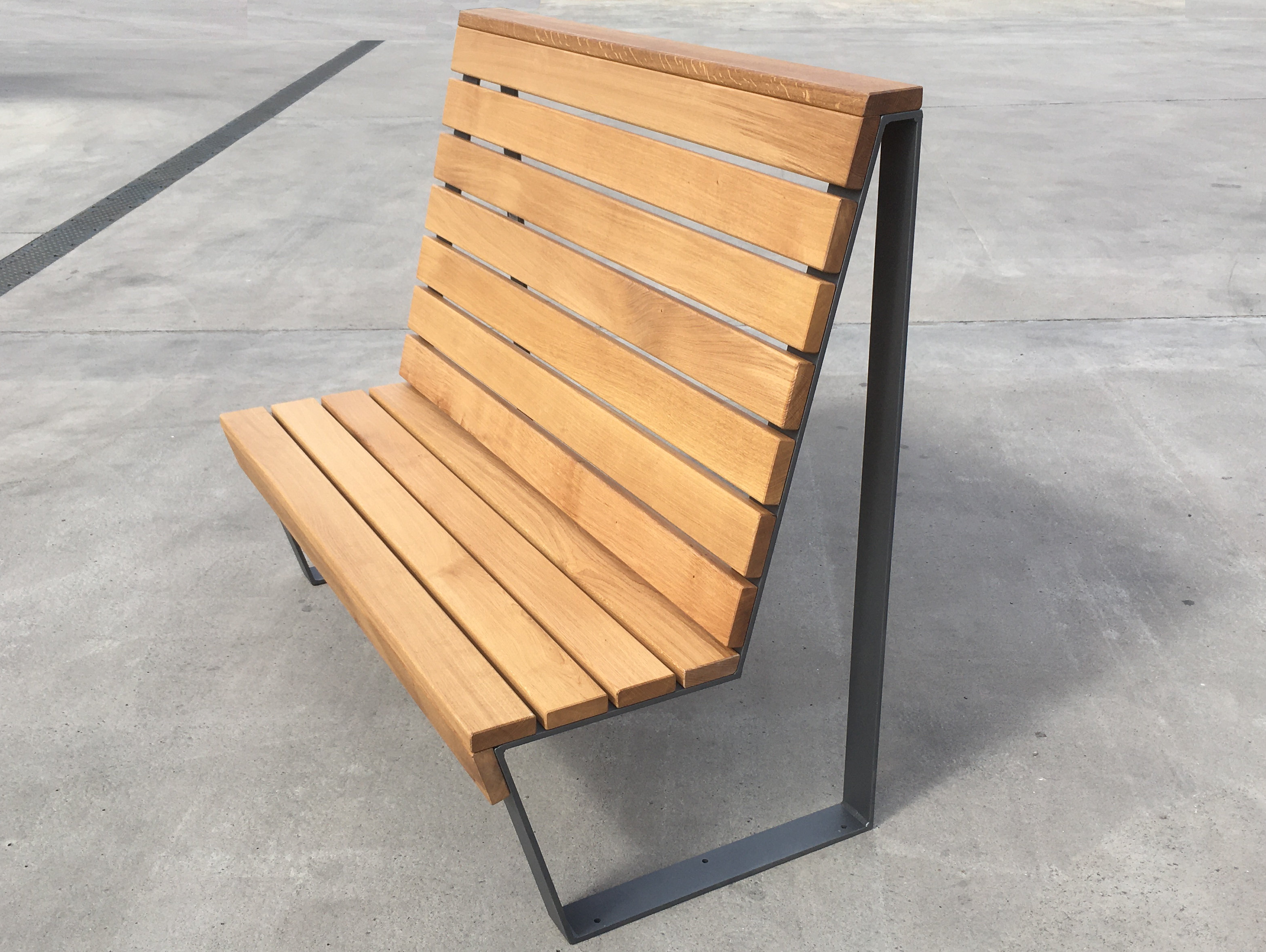 Bank mit Lehne, mit Stahluntergestell und Auflagehölzern aus Eiche. Passend zur Sitzgruppe Typ "Holz-klasse!"