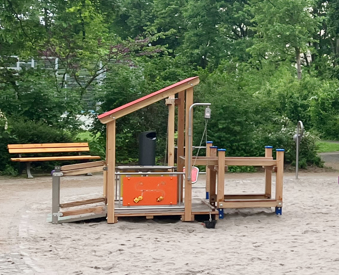 Rollstuhlbefahrbares Sandlabor "Erlenweg"