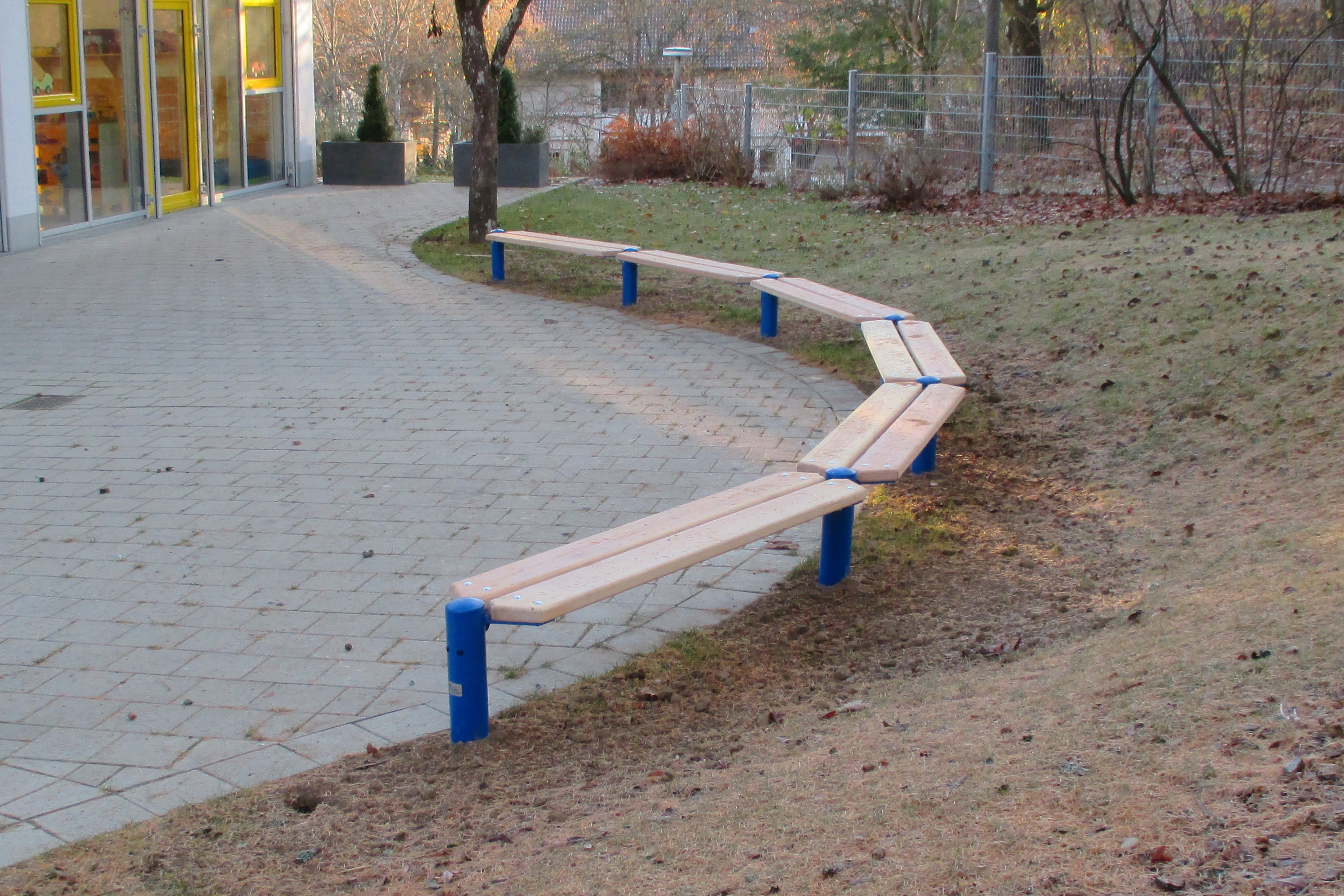 Endlosbank - Grundelement mit 2 Metallpfosten blau pulverbeschichtet Sitzhöhe 35 cm