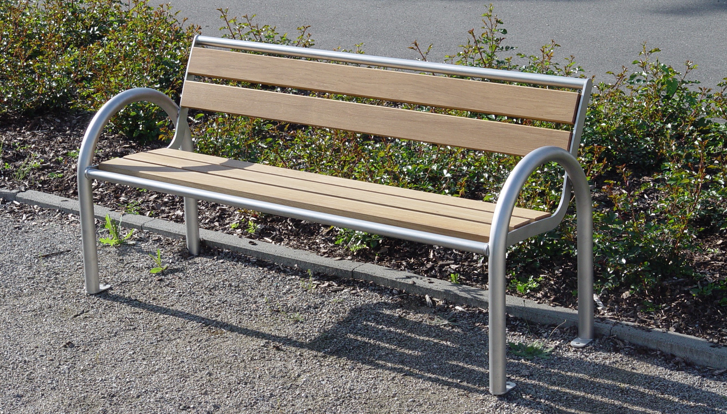 Bank "Tauber" mit Lehne, aus Edelstahl mit Eichenholz-Belag