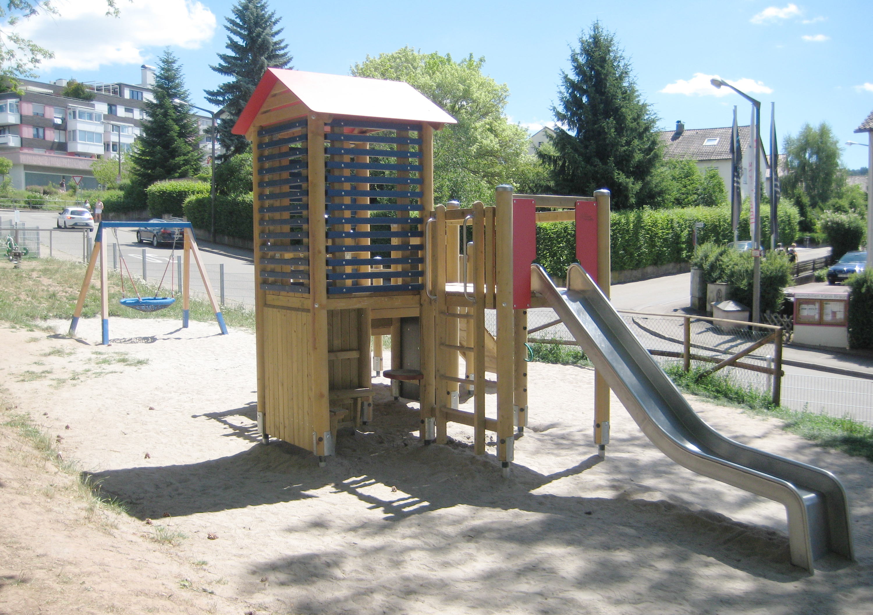 Sandbaustelle "Waldenserstraße" mit Spielangeboten für Sandspiel, Rollenspiel, Bewegungsspiel