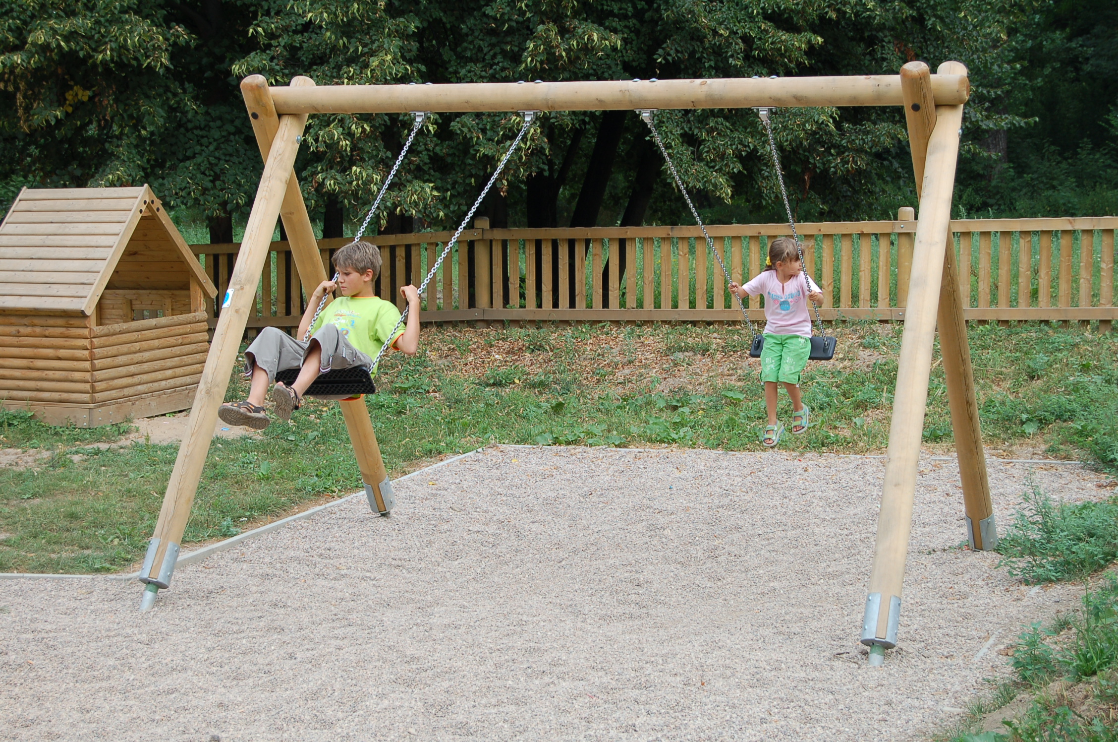 Rundholz-Schaukel, mit Standard-Schaukelsitzen (Gummischaukelsitz, "Brettsitz")