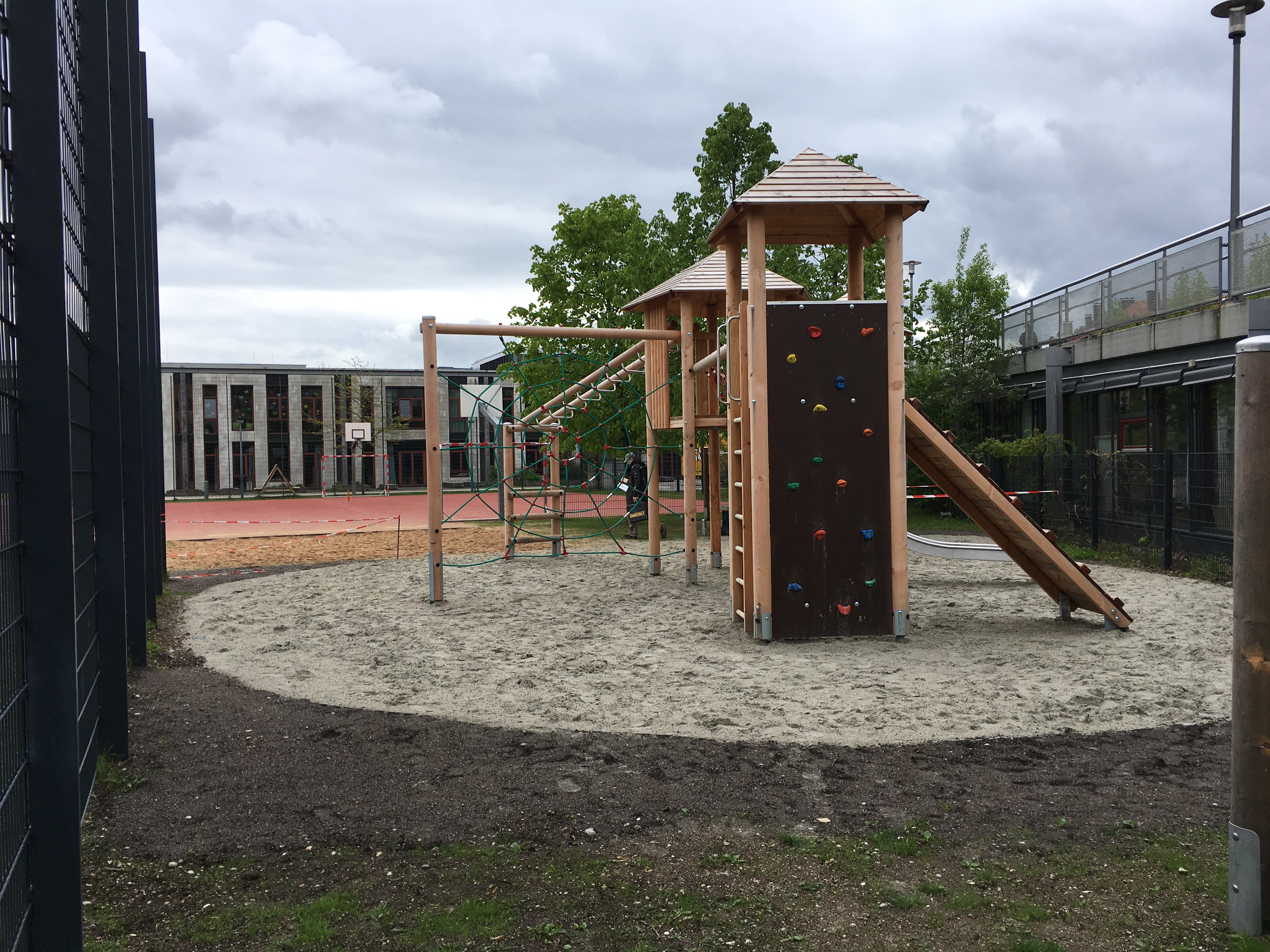 Spielkombination "Pfeuferstraße 1" - Dächer aus Stülpschalungsprofil, natur