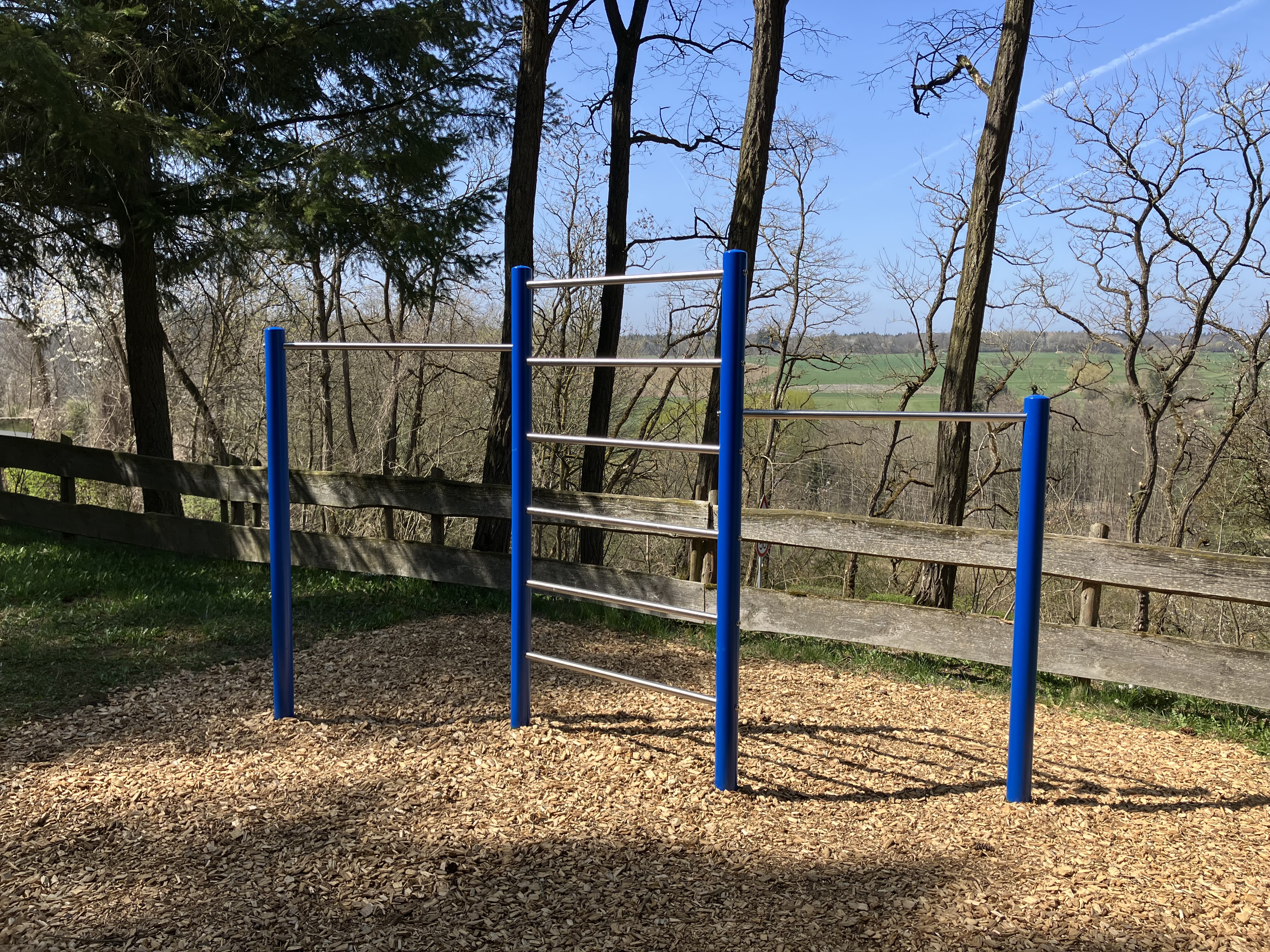 Sprossenwand aus Metall mit 2 Anbaurecks