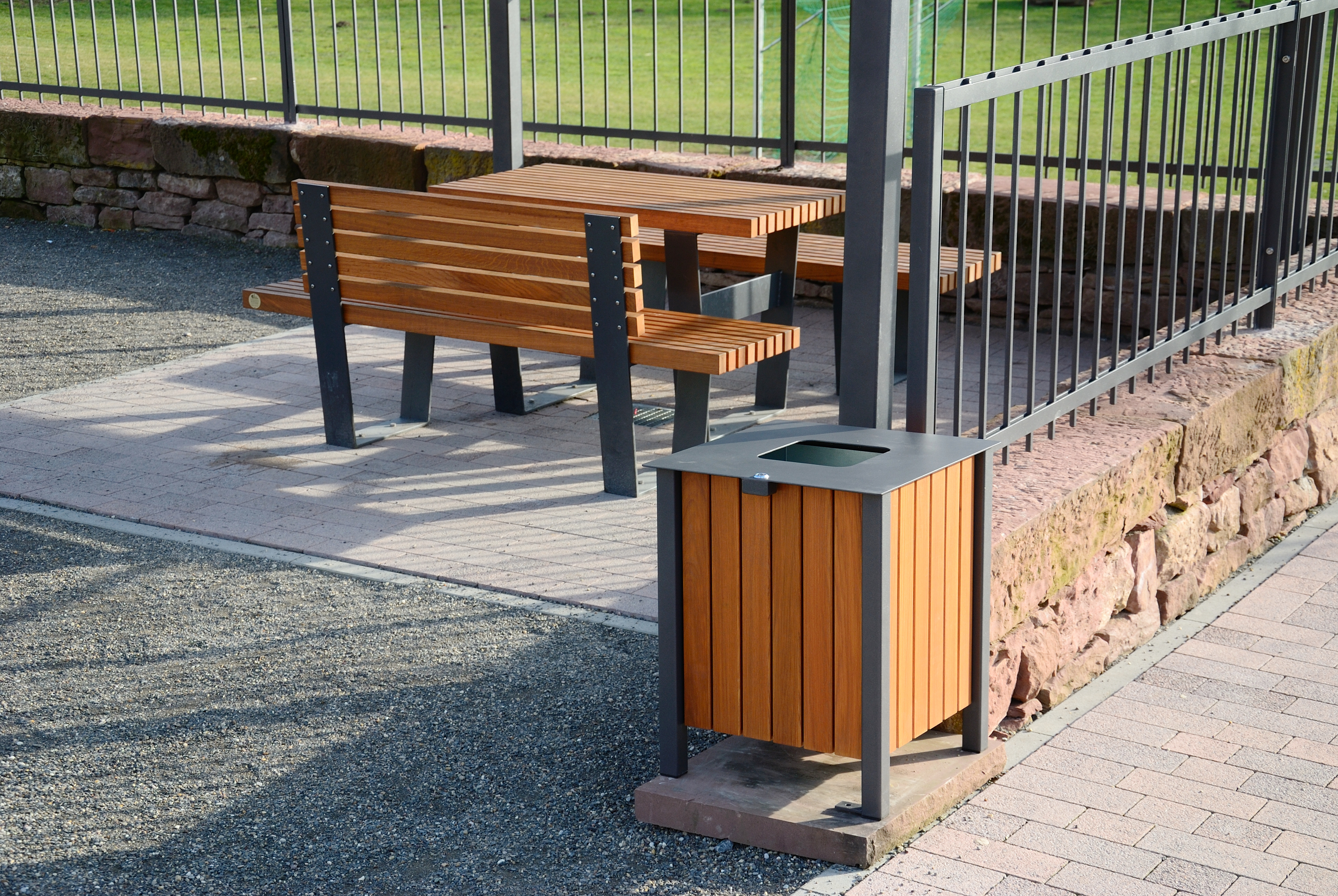 Abfallbehälter mit Eichenholz-Verkleidung - Einsatzbeispiel