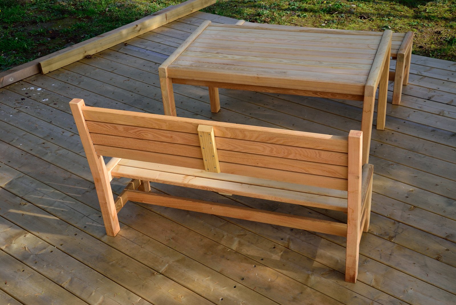 Kindersitzgruppe aus Robinie. Sitzhöhe 35 cm, Tischhöhe 60 cm