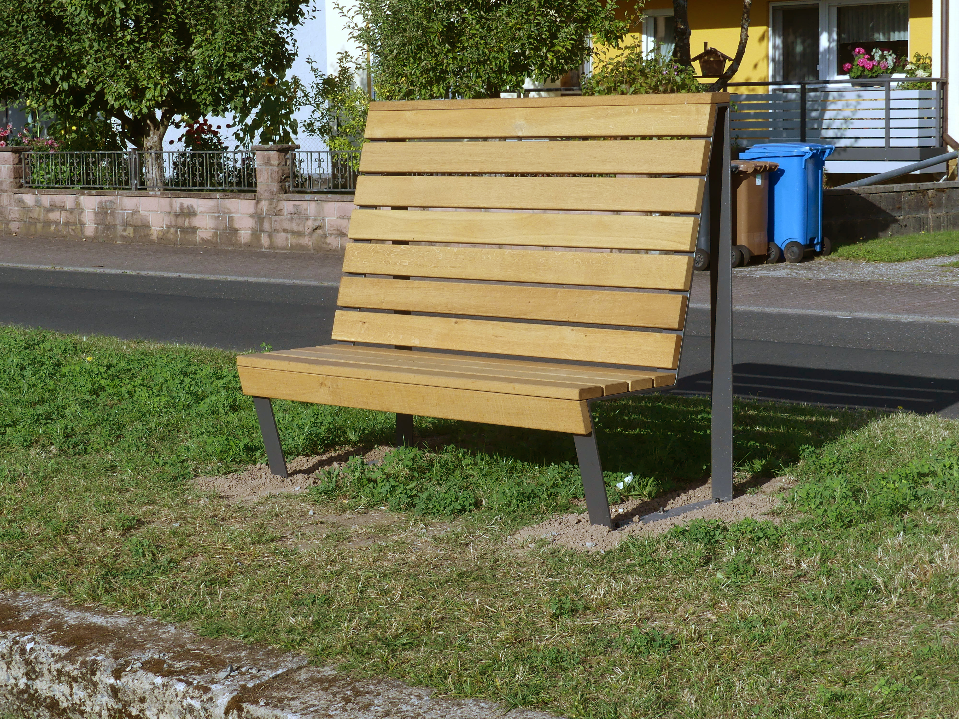 Bank mit Lehne, mit Stahluntergestell und Auflagehölzern aus Eiche. Typ "Holz-klasse!"