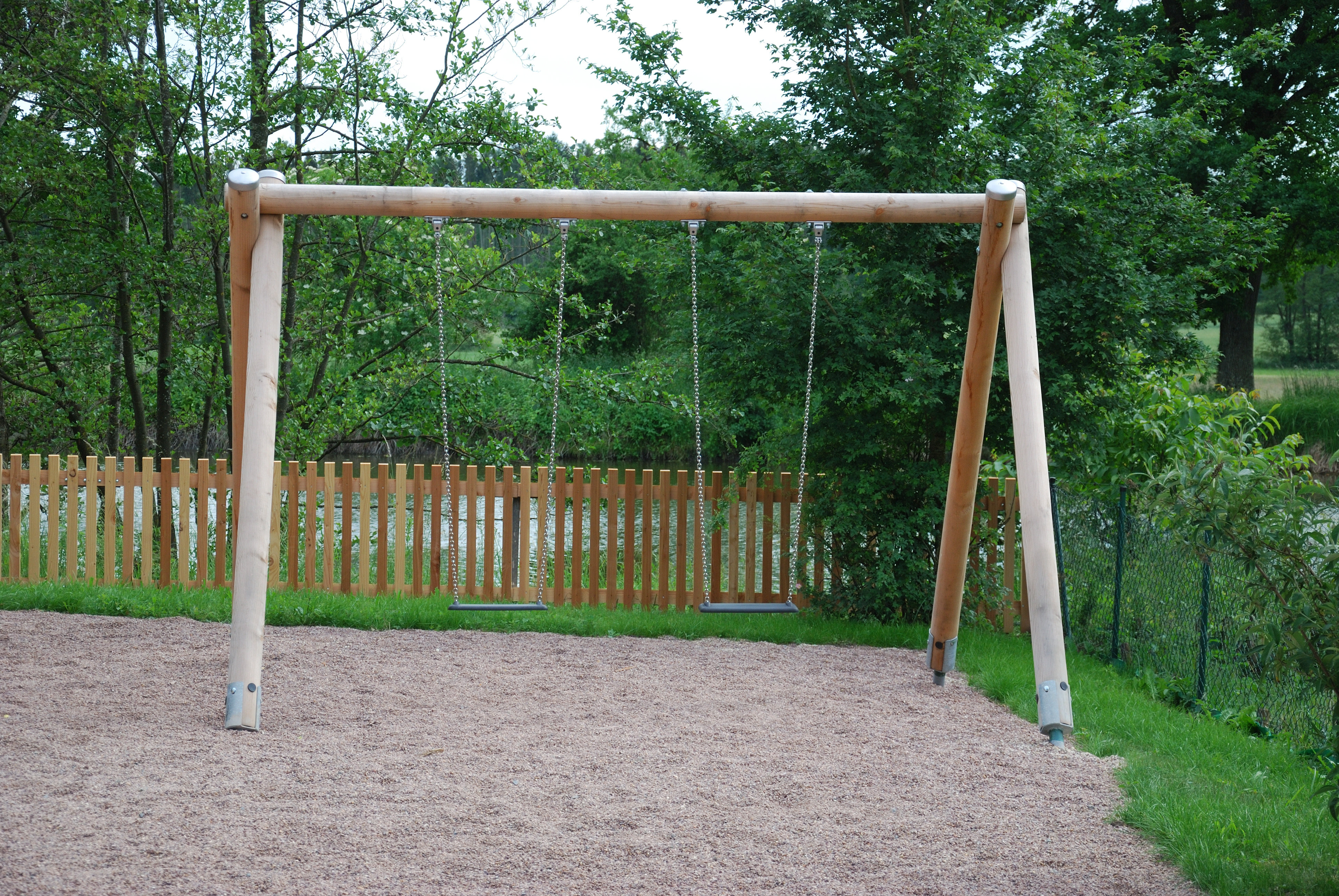 Rundholz-Schaukel, 2-Sitzer in der Ausführung mit Edelstahl-Abdeckkappen auf den Pfostenenden