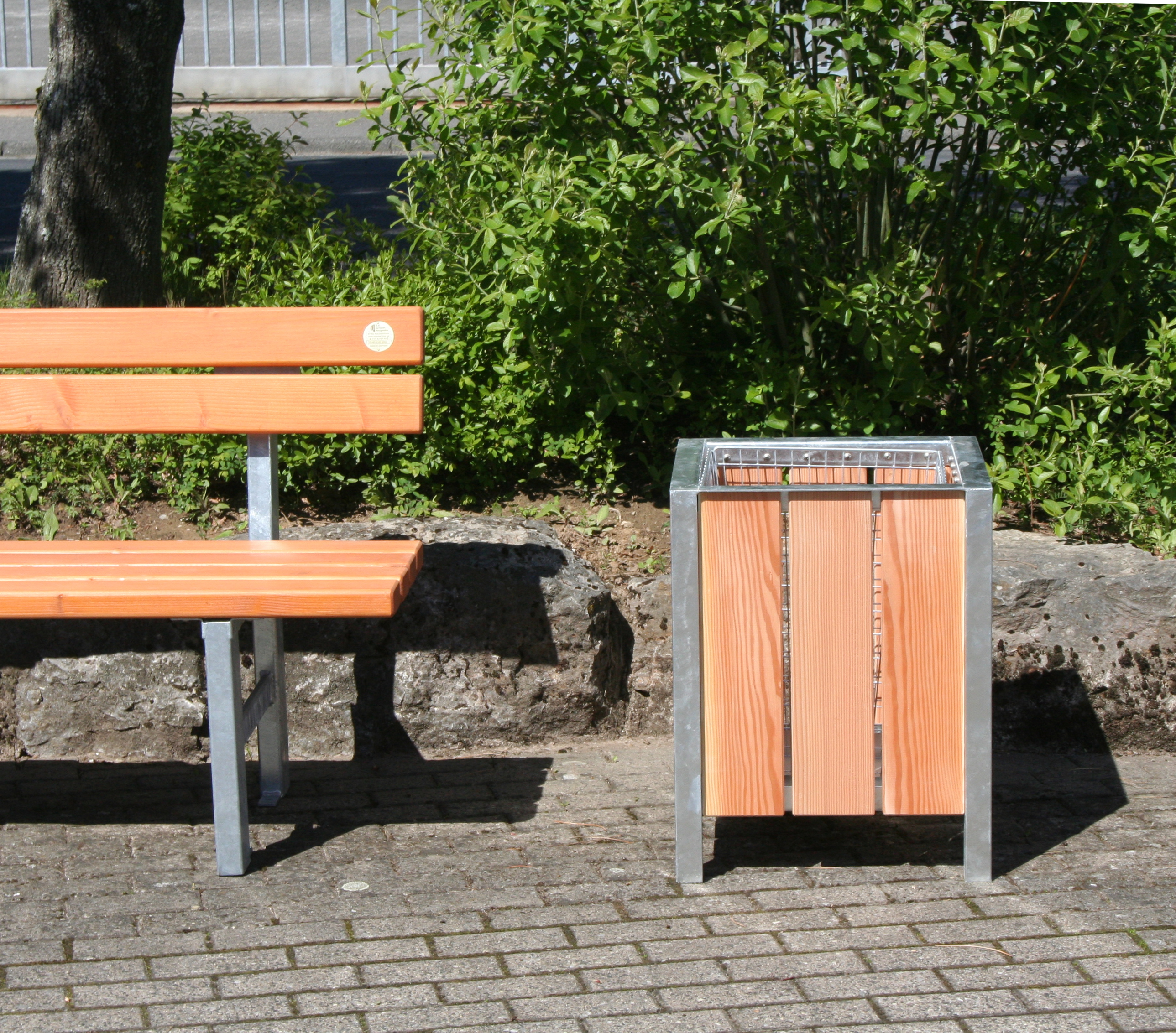 Abfallbehälter "Schwaben" mit Bank "Weser"