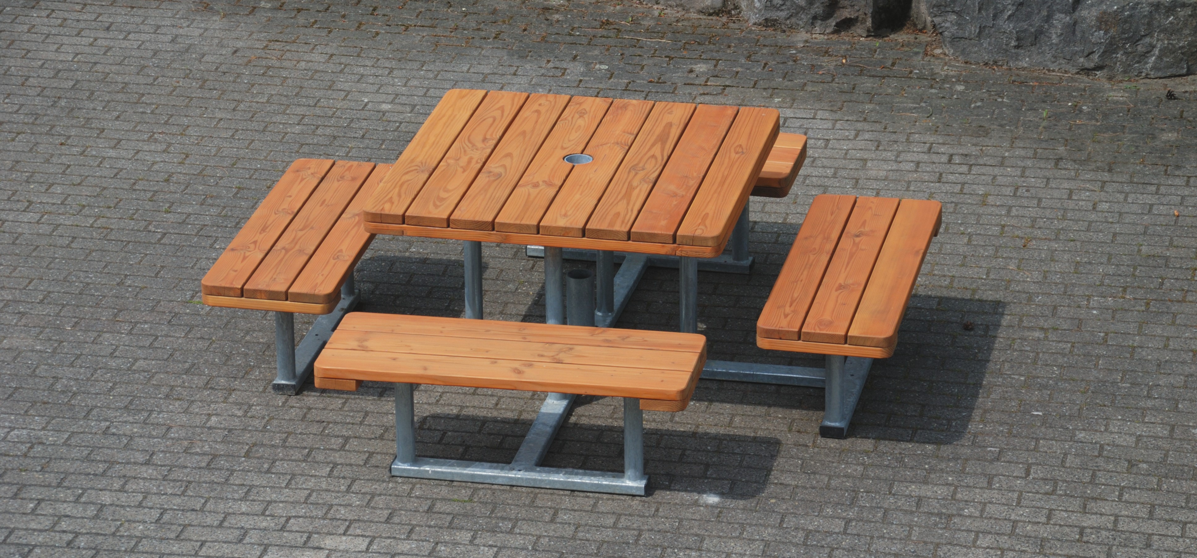 Sitzgruppe "Saale" mit Halterung für Sonnenschirm