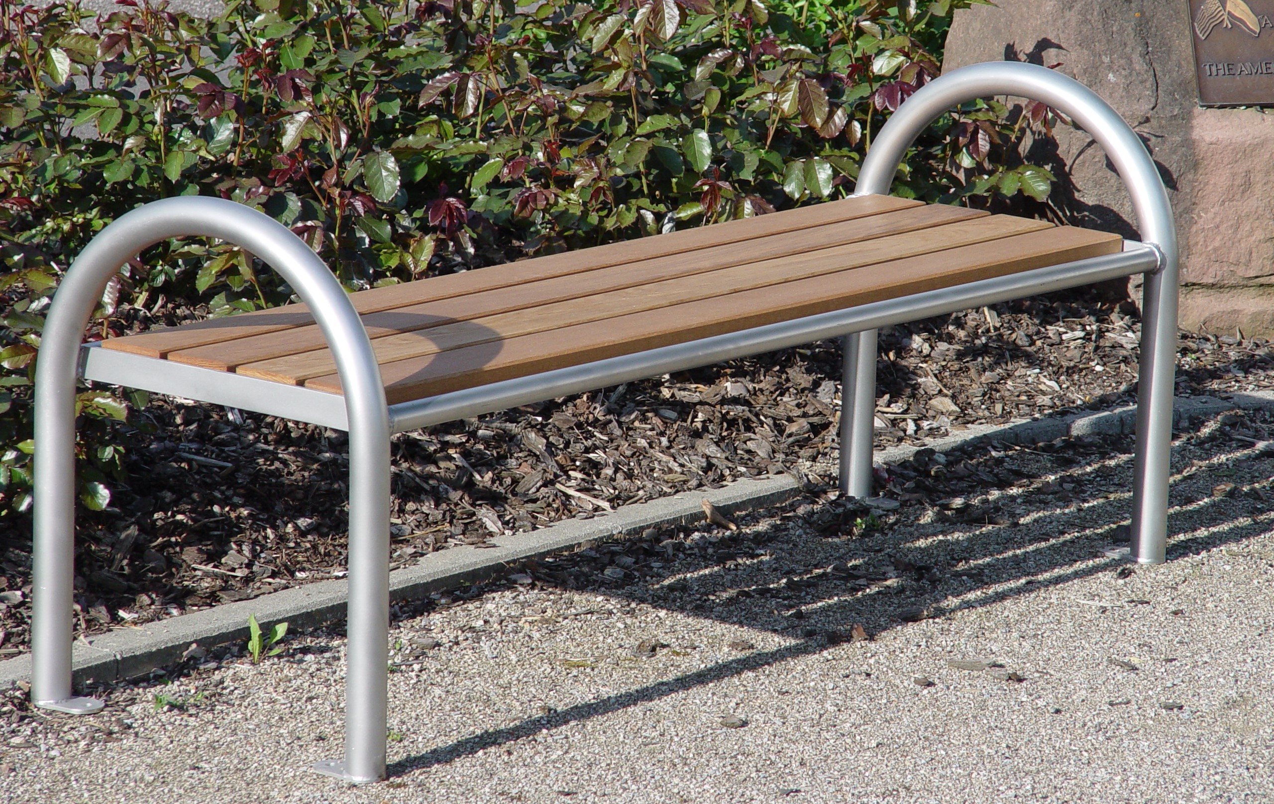 Bank "Tauber" ohne Lehne, aus Edelstahl mit Eichenholz-Belag