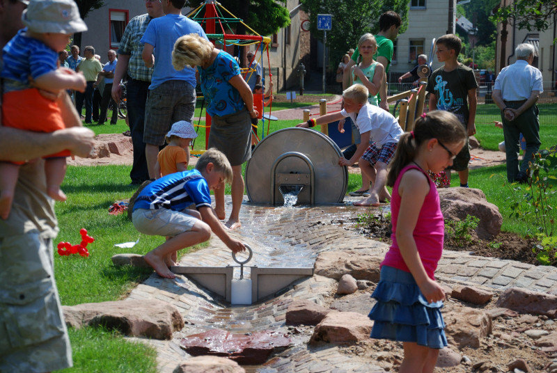 Schöpfrad zum Anschluss an eine Druckleitung auf dem Spielplatz