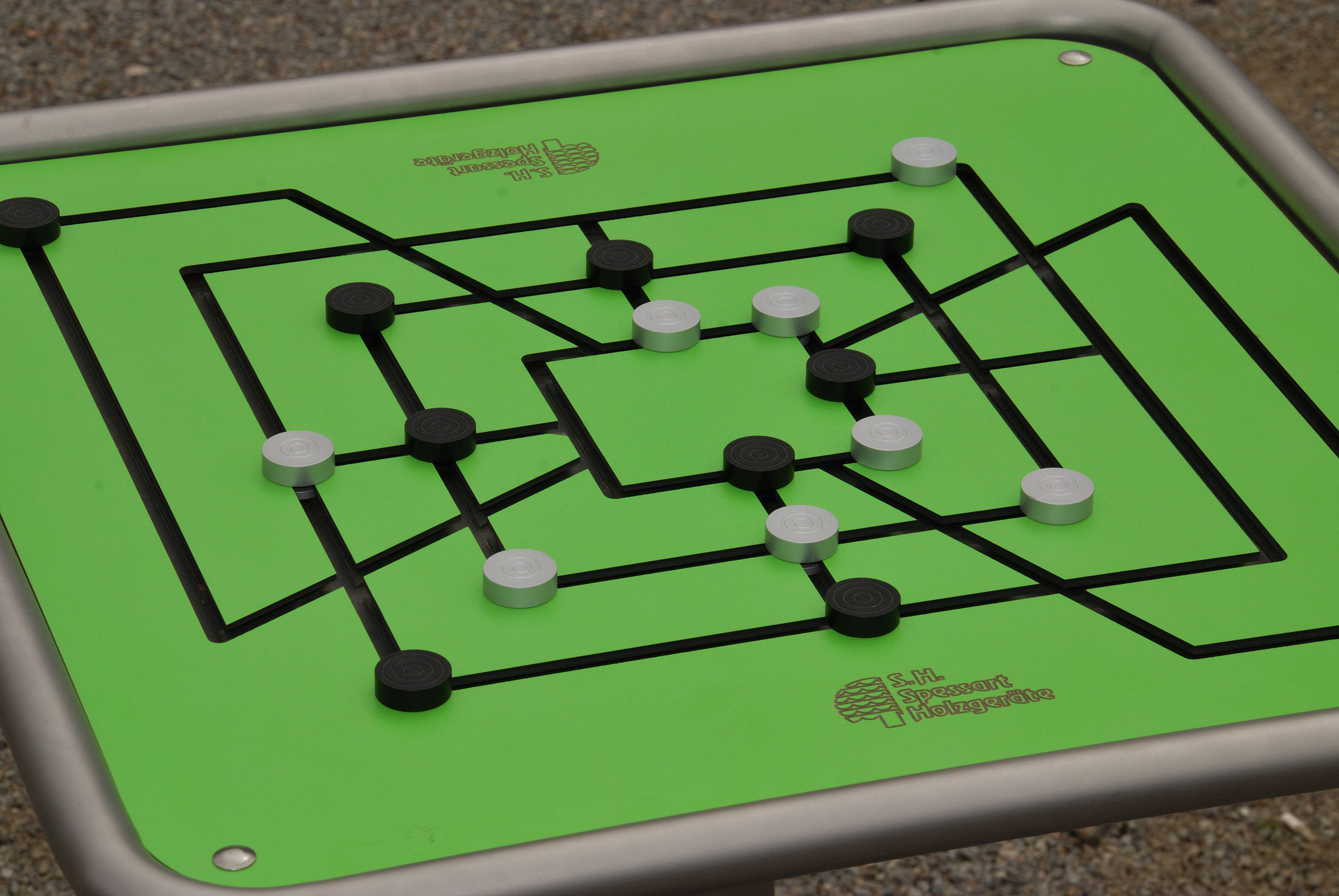 Spielbrett "Mühle" mit Spielsteinen | Stadtmobiliar