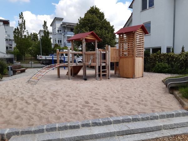 Sandbaustelle "Erwin-Schöttle-Straße" mit Angeboten für Sandspiel, Rollenspiel und Klettern
