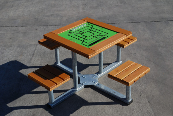 Spieltisch - Viersitzer mit Zubehör Mühlebrett (mit Spielsteinen)