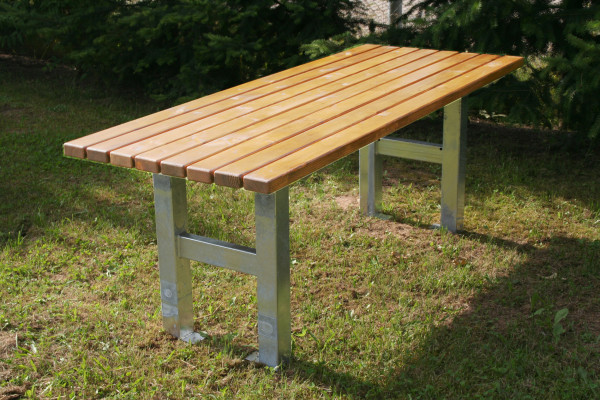 Tisch "Weser" - Untergestell aus Stahl, feuerverzinkt, Tischauflagen aus Douglasie, geölt