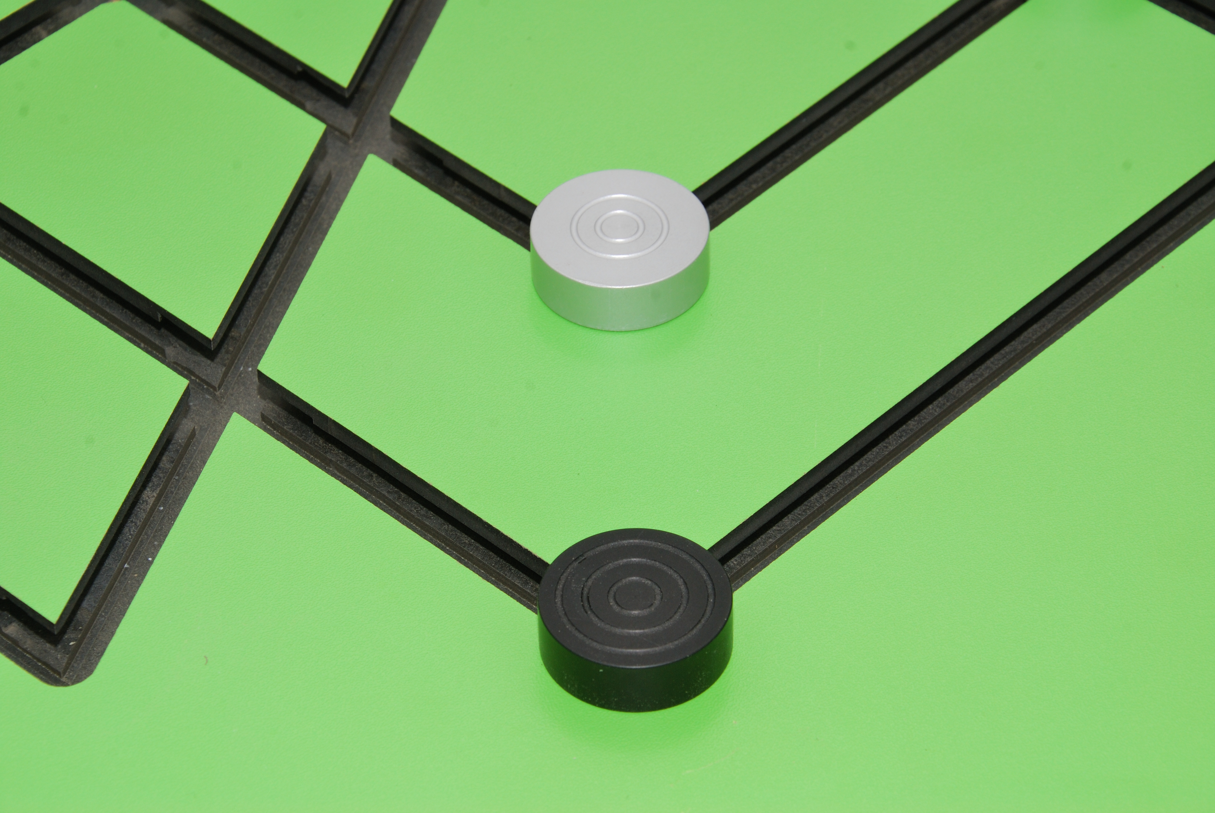 Spielbrett "Mühle" mit Spielsteinen | Stadtmobiliar