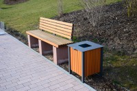 Vorschau: Abfallbehälter mit Eichenholz-Verkleidung neben einer Bank aus Eichenholz Vorschau: Abfallbehälter mit Eichenholz-Verkleidung neben einer Bank aus Eichenholz