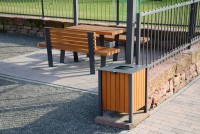 Vorschau: Abfallbehälter mit Eichenholz-Verkleidung - Einsatzbeispiel Vorschau: Abfallbehälter mit Eichenholz-Verkleidung - Einsatzbeispiel